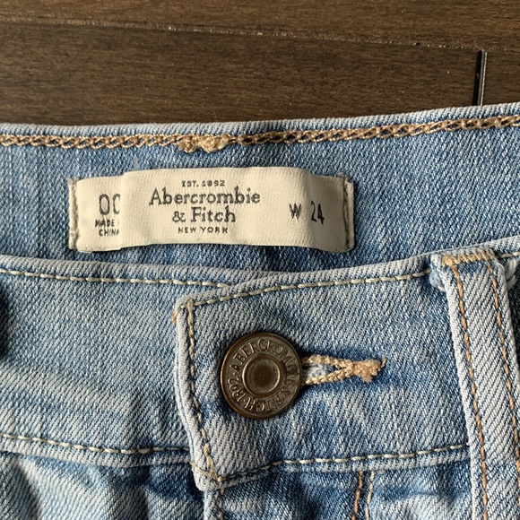 Abercrombie jean shorts light wash - Picture 2 of 5